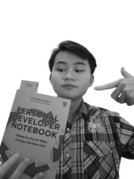 Darmawan memegang buku Personal Developer Notebook